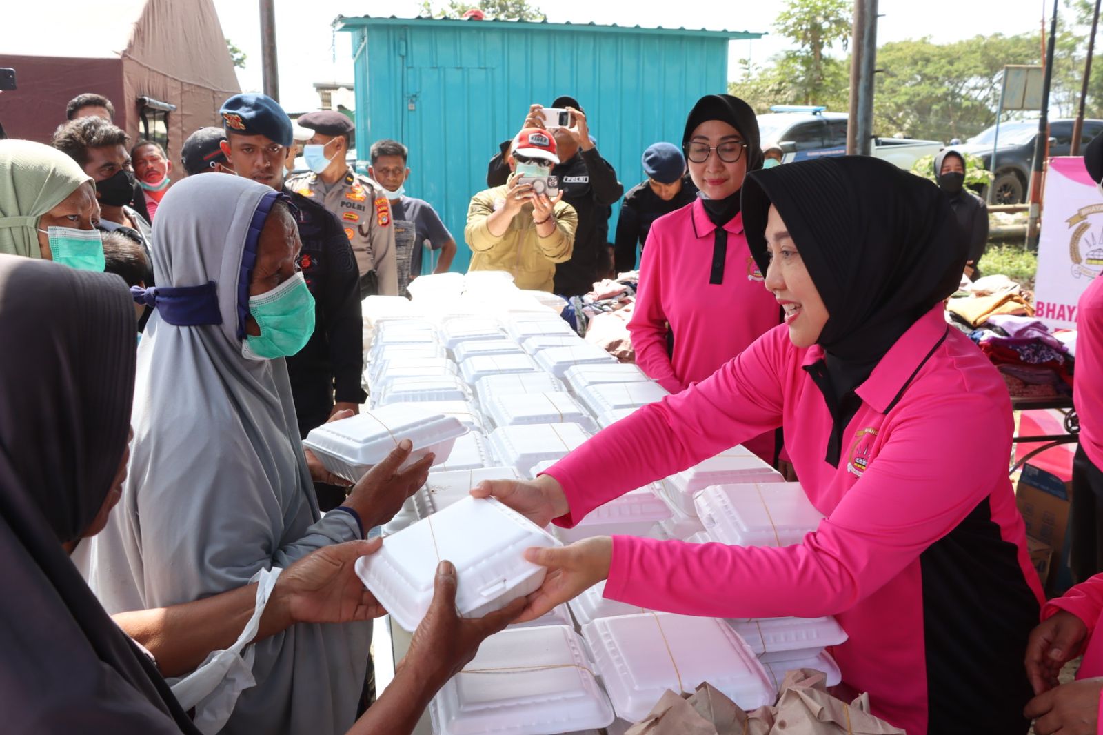 Ketua Bhayangkari Daerah Aceh Ny. Ira Marzuki bersama pengurus dan Pengurus Cabang Bhayangkari Pidie Jaya