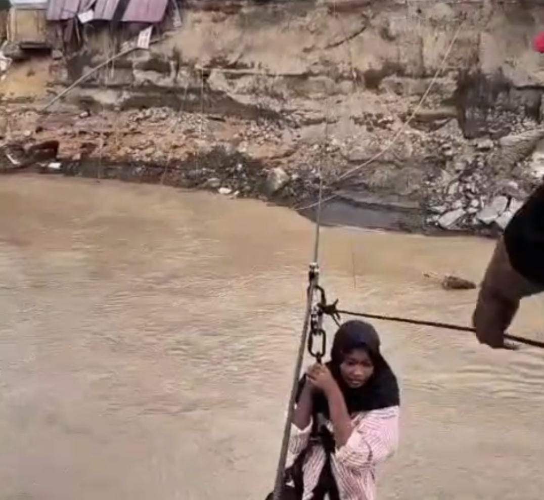 Tim Evakuasi Pasca Bencana Satuan Brimob Polda Aceh melaksanakan operasi kemanusiaan