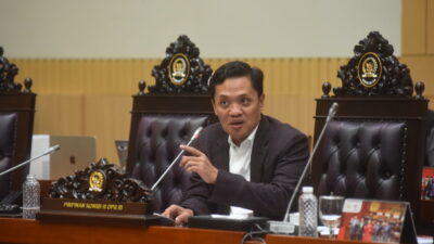 Ketua Komisi III DPR RI Habiburokhman menegaskan bahwa Polri tetap berada di bawah langsung Presiden Prabowo Subianto