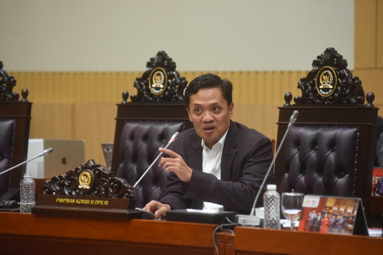 Ketua Komisi III DPR RI Habiburokhman menegaskan bahwa Polri tetap berada di bawah langsung Presiden Prabowo Subianto