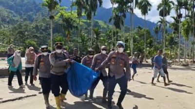 Personel Polres Aceh Tenggara berhasil mengevakuasi sesosok jenazah laki-laki tanpa identitas