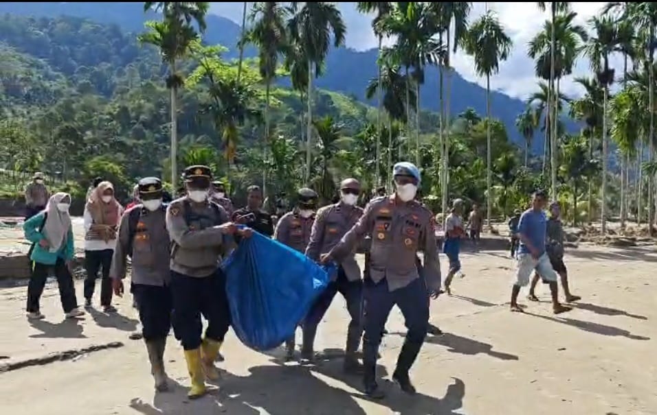 Personel Polres Aceh Tenggara berhasil mengevakuasi sesosok jenazah laki-laki tanpa identitas