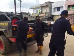 Polisi Bagikan Makanan untuk Korban Banjir, Redam Kepanikan dan Pastikan Distribusi Bantuan Tetap Lancar