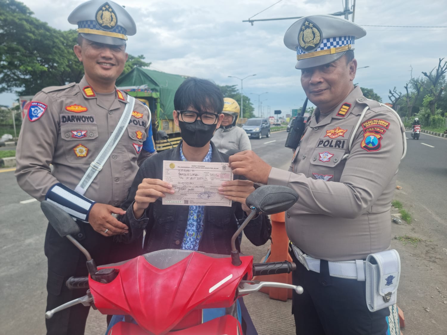 Kasat Lantas Polres Pelabuhan Tanjung Perak, AKP Imam Sayfudin Rodi, yang bersinergi dengan Kanit PJR 8 Jatim, Ps Kanit Regident Polres Pelabuhan Tanjung Perak