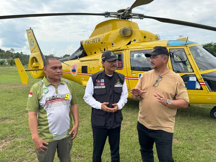 Bupati Aceh Tamiang Irjen Pol (Purn) Drs. Armia Pahmi MH saat menerima kunjungan Menteri Sosial Saifullah Yusuf