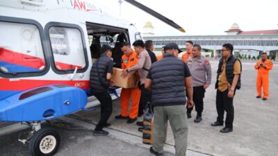 Polda Aceh kembali memberangkatkan bantuan logistik dan tenaga kesehatan (nakes) melalui Helikopter AW169