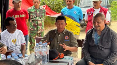 Bupati Aceh Tamiang Irjen Pol (Purn) Drs. Armia Pahmi MH bersama Kepala Badan Nasional Penanggulangan Bencana (BNPB) Letjen TNI Suharyanto