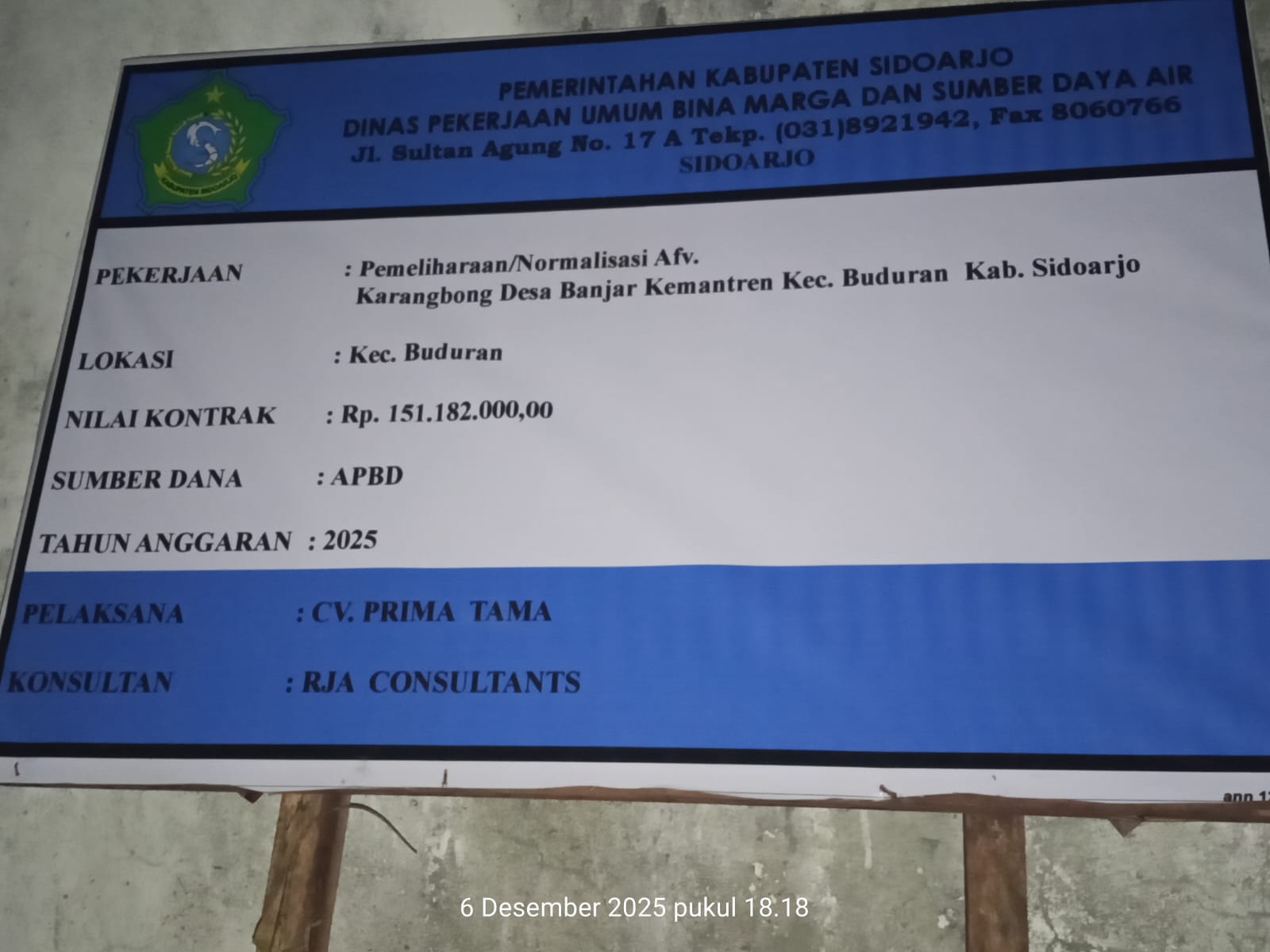 Keterangan Foto: Papan Nama proyek normalisasi Sungai Afvour di Karangbong-Banjarkemantren