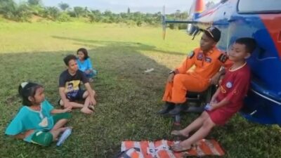 Beberapa kru bahkan memilih duduk bersama anak-anak setempat. Mereka bercanda, bermain tebak-tebakan, dan membuat anak-anak itu tertawa