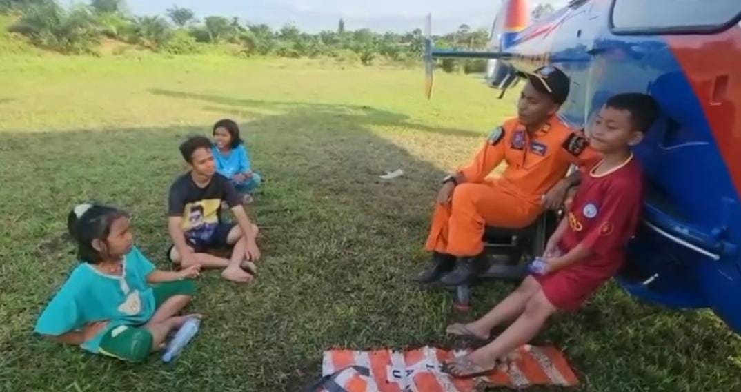 Beberapa kru bahkan memilih duduk bersama anak-anak setempat. Mereka bercanda, bermain tebak-tebakan, dan membuat anak-anak itu tertawa