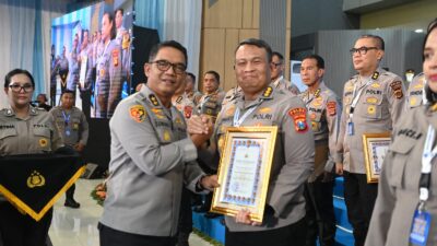Dua penghargaan tersebut diserahkan oleh Aslog Kapolri, Irjen Pol Suwondo Naingholan,S.I.K,M.H kepada Kepala Biro Logistik (Karolog) Polda Jatim, Kombes Pol Dirmanto pada kegiatan Monitoring dan Evaluasi (Monev) Logistik Polri Tahun 2025 di Jakarta