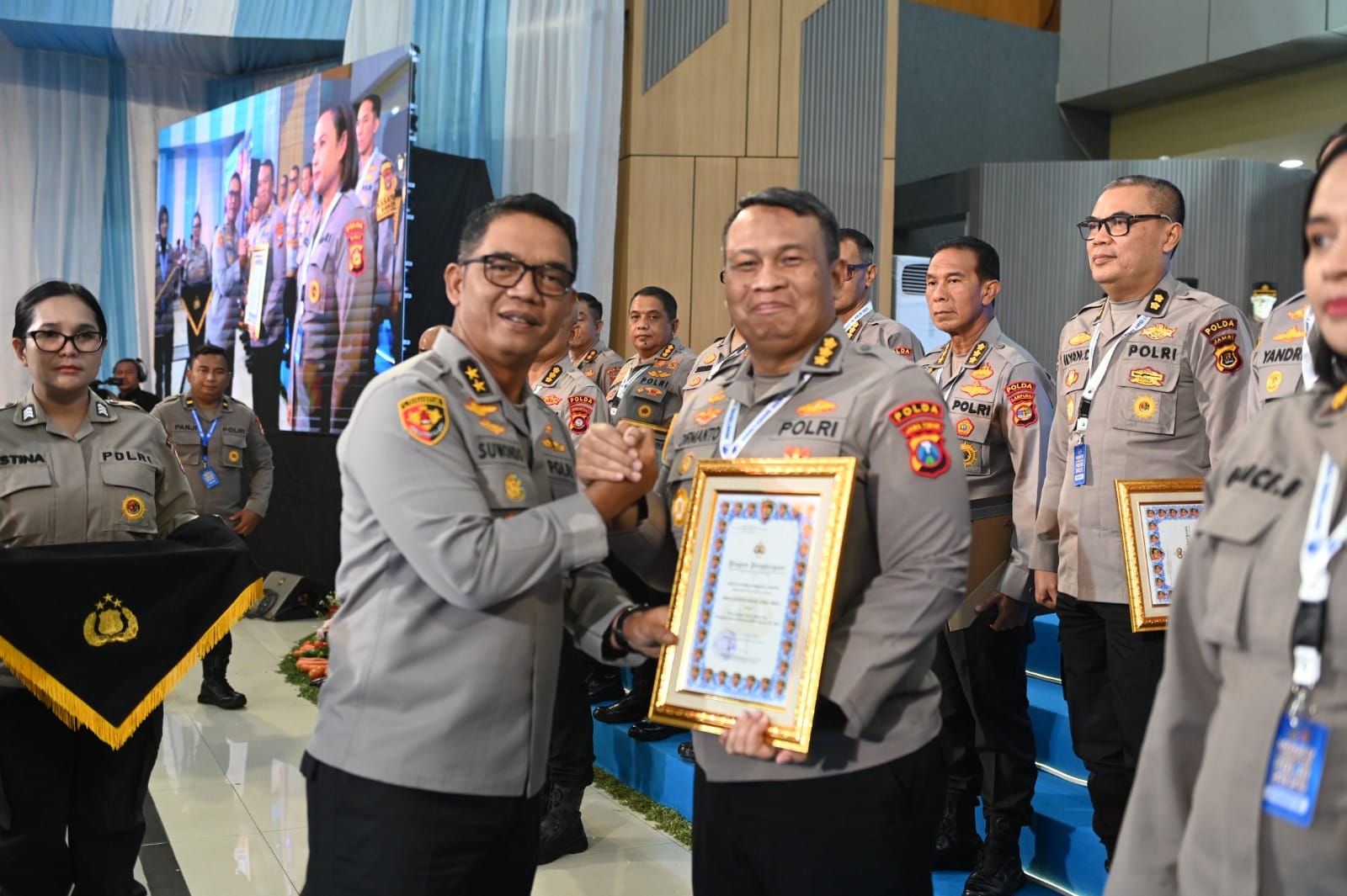 Dua penghargaan tersebut diserahkan oleh Aslog Kapolri, Irjen Pol Suwondo Naingholan,S.I.K,M.H kepada Kepala Biro Logistik (Karolog) Polda Jatim, Kombes Pol Dirmanto pada kegiatan Monitoring dan Evaluasi (Monev) Logistik Polri Tahun 2025 di Jakarta