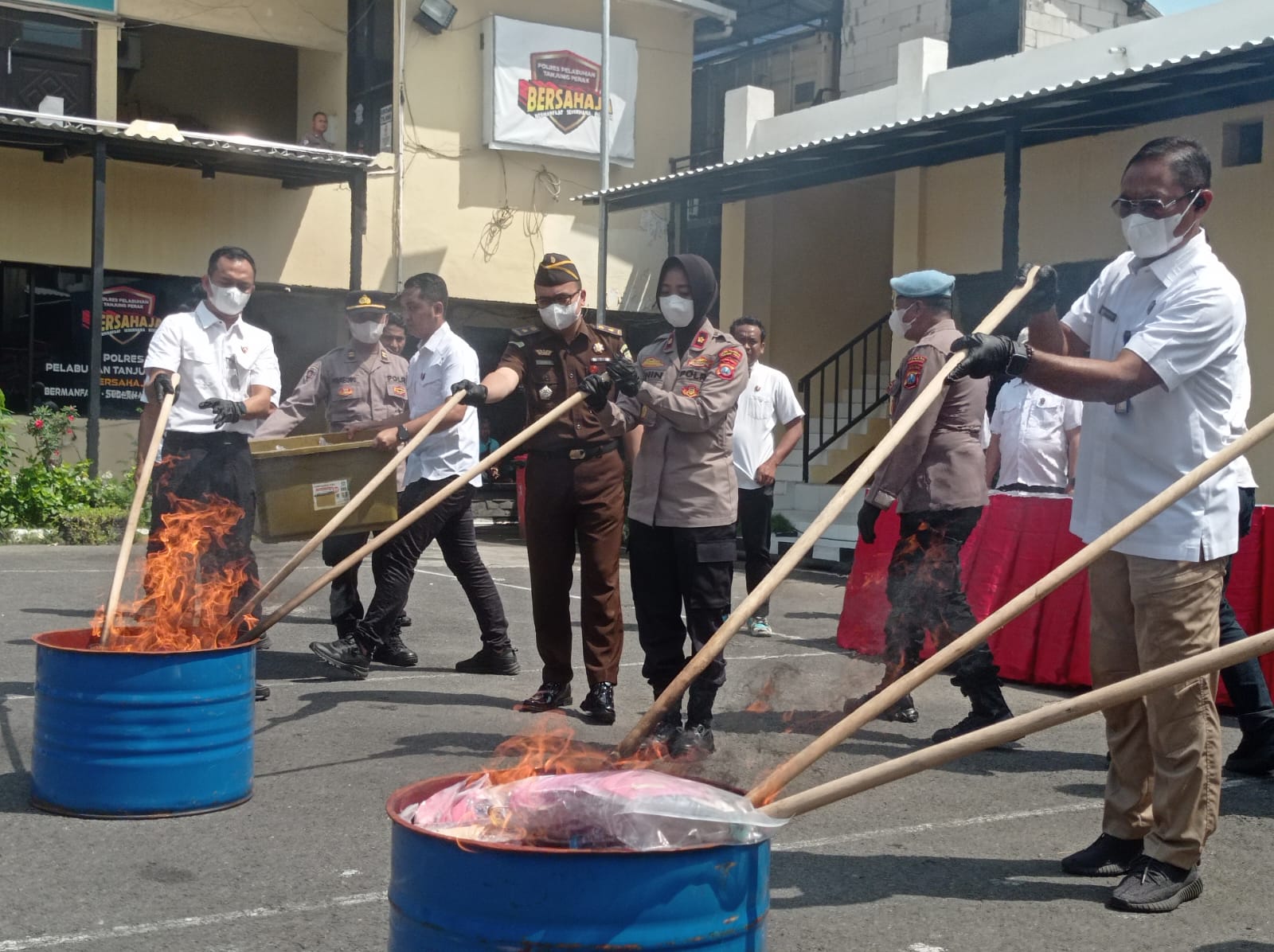 Polres Pelabuhan Tanjung Perak Hanguskan Barang Bukti Narkotika Akhir 2025