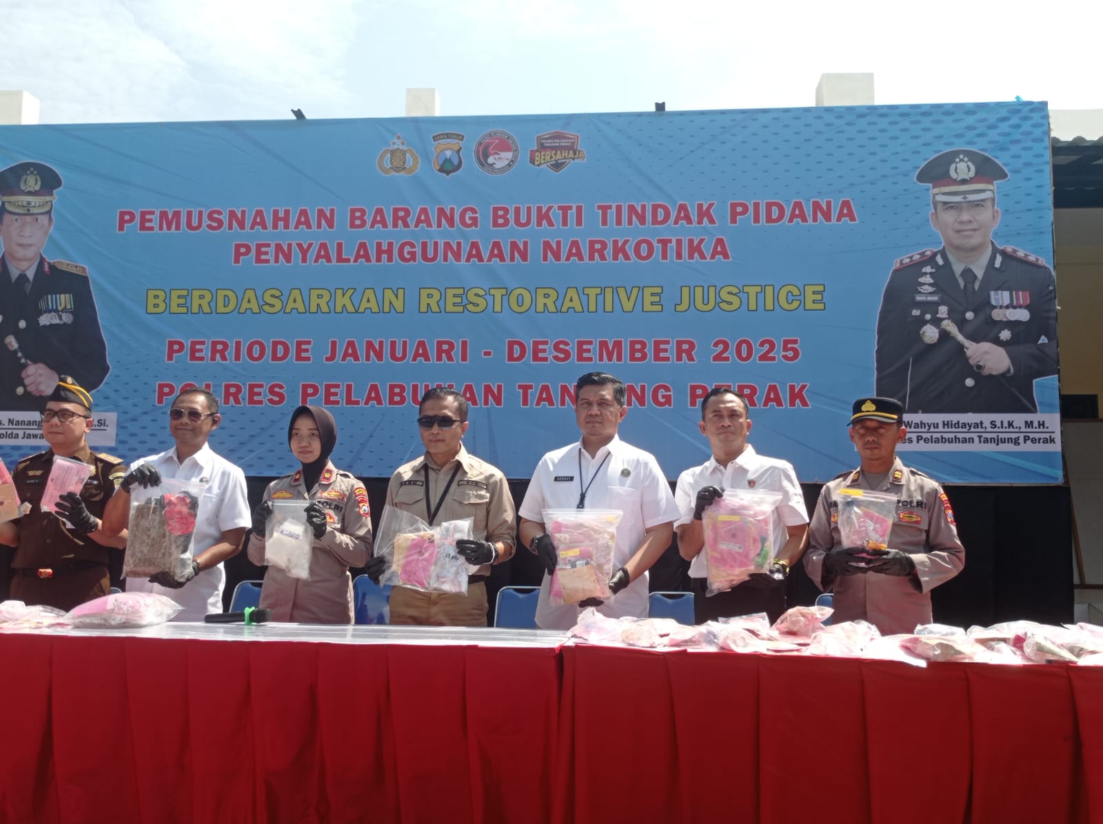 Polres Pelabuhan Tanjung Perak Bersama perwakilan dari Kejaksaan Negeri Tanjung Perak, BNN Provinsi Jawa Timur, dan BNN Kota Surabaya Hanguskan Barang Bukti Narkotika Akhir 2025