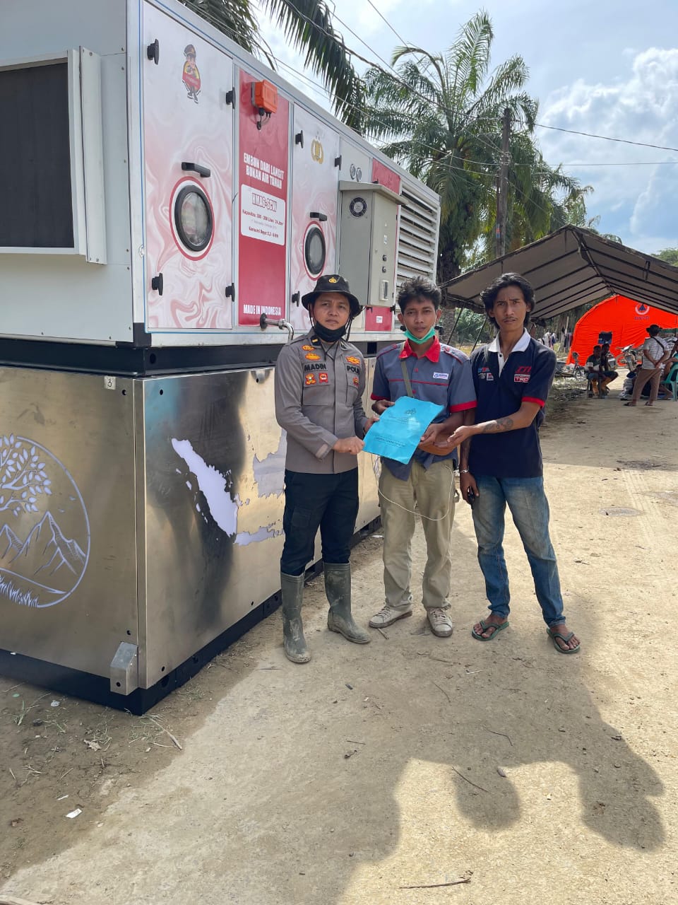 Polres Aceh Tamiang menerima dua unit Mesin Penghasil Embun Siap Minum serta dua unit genset dari Slog Mabes Polri