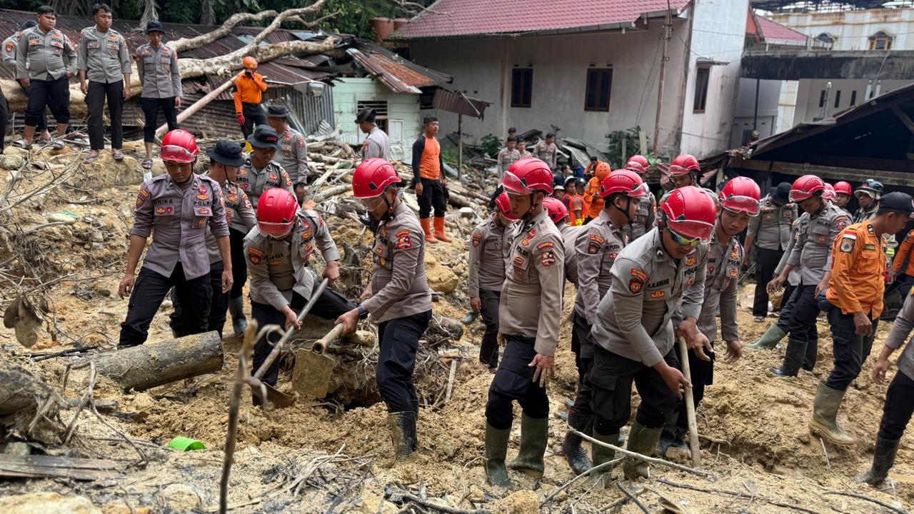 Korsabhar Baharkam Polri menerjunkan 100 personel Detasemen Perintis dalam rangkaian BKO Operasi Aman Nusa II Penanganan Bencana Alam.