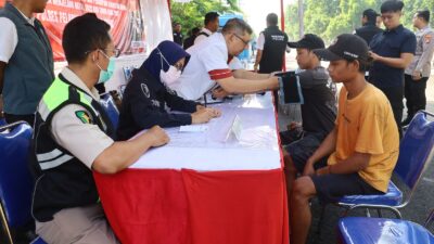 Satresnarkoba Polres Pelabuhan Tanjung Perak berkolaborasi dengan BNNK Surabaya menggelar kegiatan Bakti Kesehatan dan Tes Urine bagi para pengemudi angkutan umum