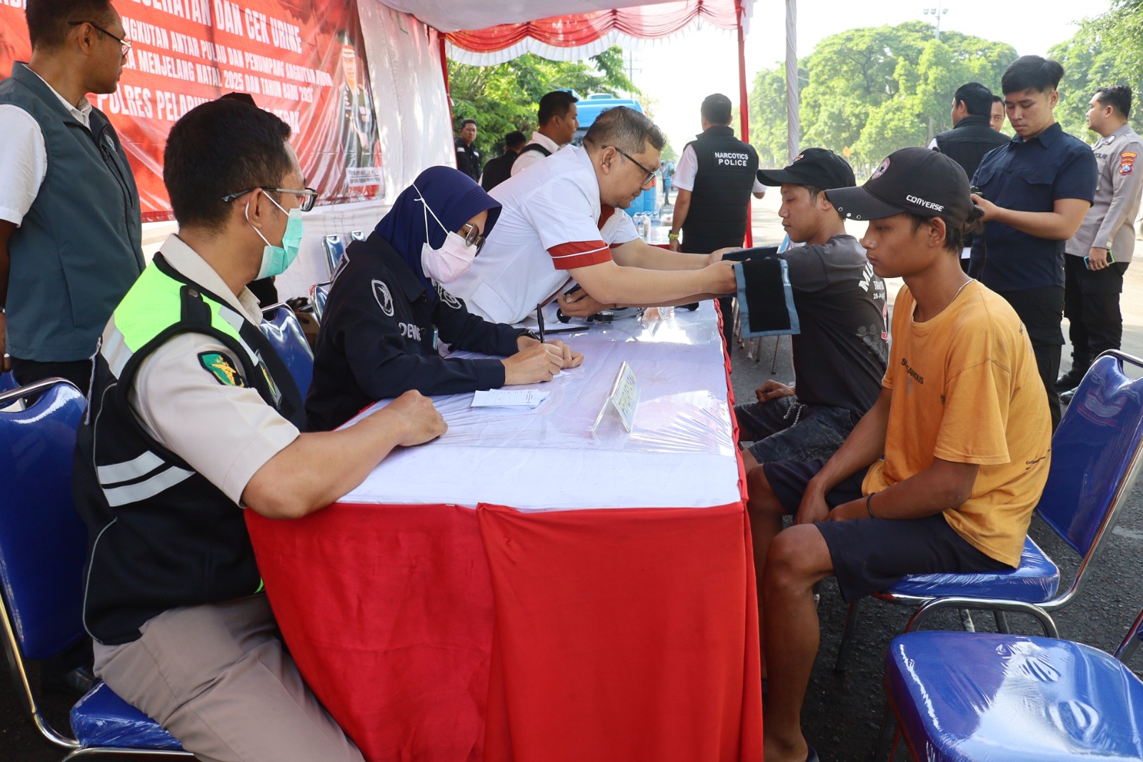 Satresnarkoba Polres Pelabuhan Tanjung Perak berkolaborasi dengan BNNK Surabaya menggelar kegiatan Bakti Kesehatan dan Tes Urine bagi para pengemudi angkutan umum