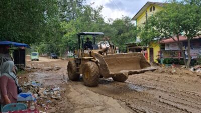 Pemerintah Kota (Pemko) Langsa kerahkan alat-alat berat tangani lumpur tebal dan gunungan sampah