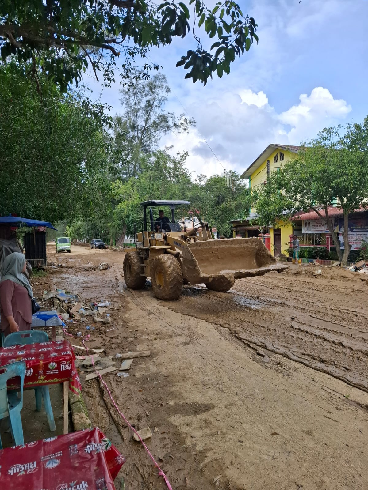 Pemerintah Kota (Pemko) Langsa kerahkan alat-alat berat tangani lumpur tebal dan gunungan sampah