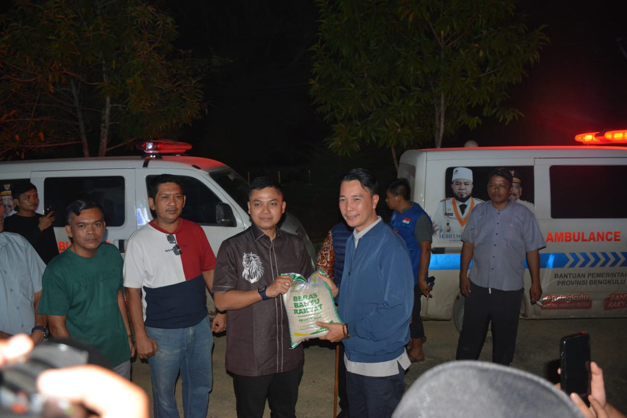 Walikota Langsa Jeffry Sentana S Putra SE menerima bantuan kemanusiaan dari Pemerintah Provinsi Bengkulu