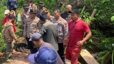 Polres Probolinggo Polda Jatim bersama masyarakat setempat menggelar kerja bakti membersihkan sisa material banjir