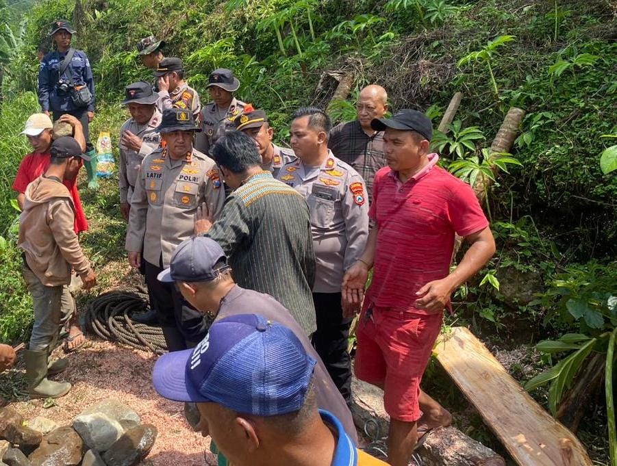 Polres Probolinggo Polda Jatim bersama masyarakat setempat menggelar kerja bakti membersihkan sisa material banjir