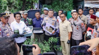 Kapolres Jombang AKBP Ardi Kurniawan, S.H., S.I.K, CPHR memimpin langsung penggerebekan di sebuah rumah kontrakan di Jalan Pakubuwono, Desa Mojongapit, Kabupaten Jombang, Jawa Timur.