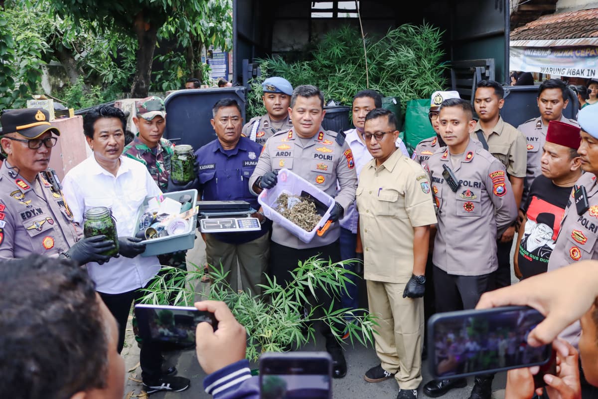 Kapolres Jombang AKBP Ardi Kurniawan, S.H., S.I.K, CPHR memimpin langsung penggerebekan di sebuah rumah kontrakan di Jalan Pakubuwono, Desa Mojongapit, Kabupaten Jombang, Jawa Timur.