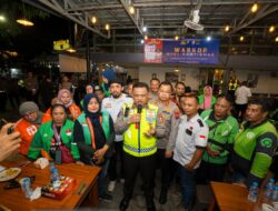 Kakorlantas Ngopi Bareng Driver Ojol Surabaya Sampaikan Pesan Kapolri