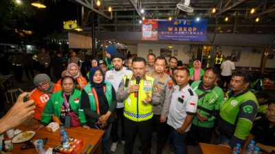 Kakorlantas Polri Irjen Pol. Drs. Agus Suryonugroho didampingi Kapolrestabes Surabaya Kombes Pol Luthfi Sulistiawan, jajaran Ditkamsel Korlantas Polri, perwakilan Direktorat Lalu Lintas Polda Jawa Timur Kegiatan Ngopi Bareng Driver Ojek Online