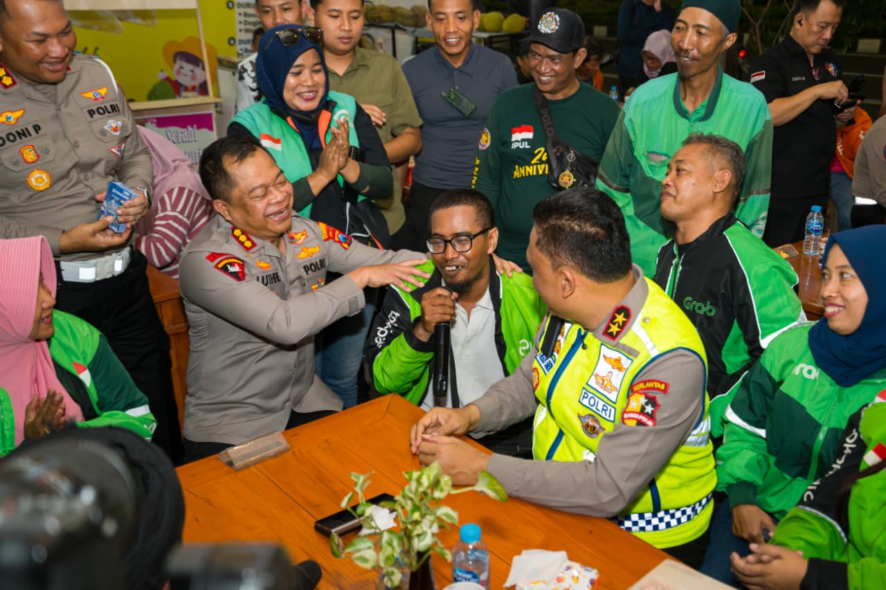 Kakorlantas Polri Irjen Pol. Drs. Agus Suryonugroho didampingi Kapolrestabes Surabaya Kombes Pol Luthfi Sulistiawan, jajaran Ditkamsel Korlantas Polri, perwakilan Direktorat Lalu Lintas Polda Jawa Timur Kegiatan Ngopi Bareng Driver Ojek Online