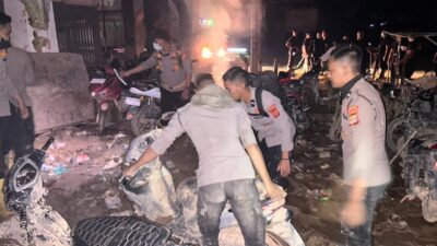 Personel Kepolisian Negara Republik Indonesia (Polri) yang tergabung dalam Operasi Kontinjensi Aman Nusa II Tahun 2025 Gelombang II melaksanakan kegiatan pembersihan lumpur