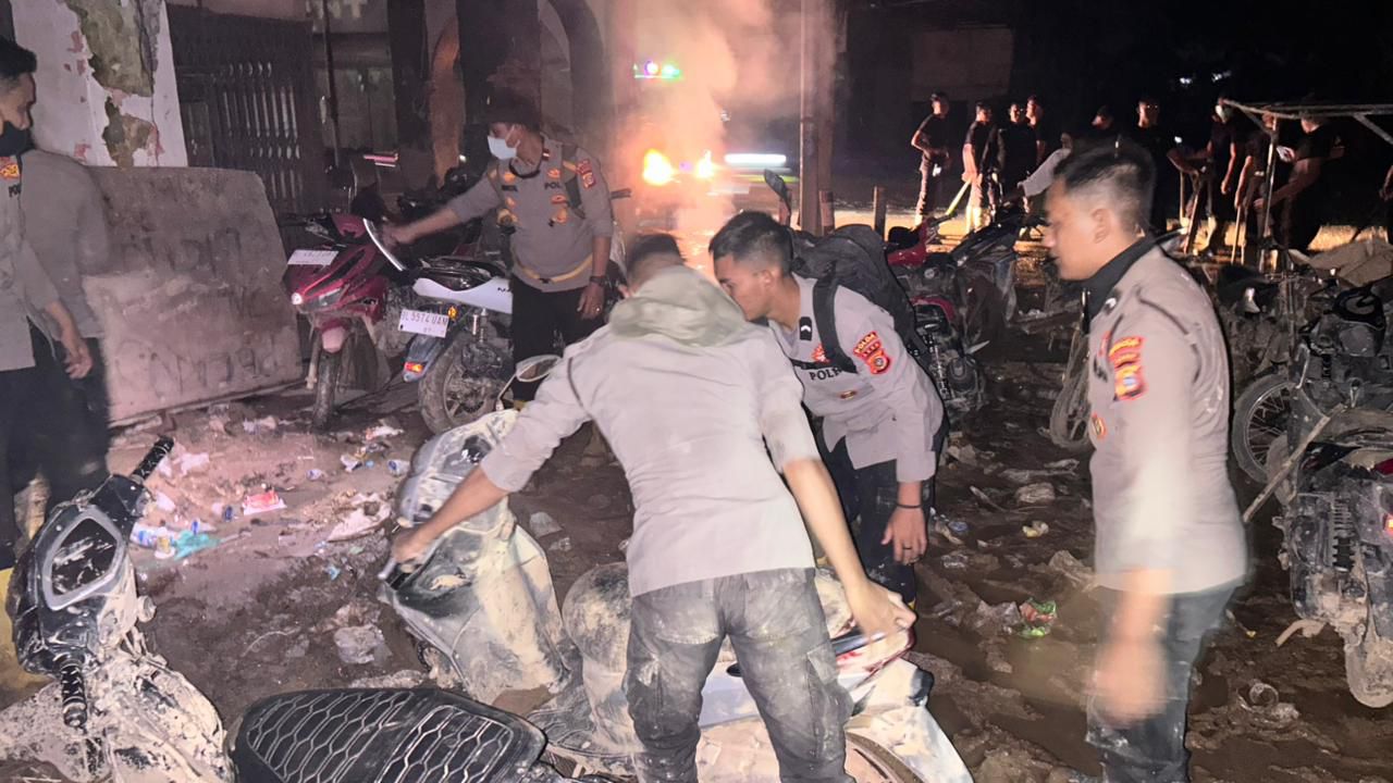 Personel Kepolisian Negara Republik Indonesia (Polri) yang tergabung dalam Operasi Kontinjensi Aman Nusa II Tahun 2025 Gelombang II melaksanakan kegiatan pembersihan lumpur
