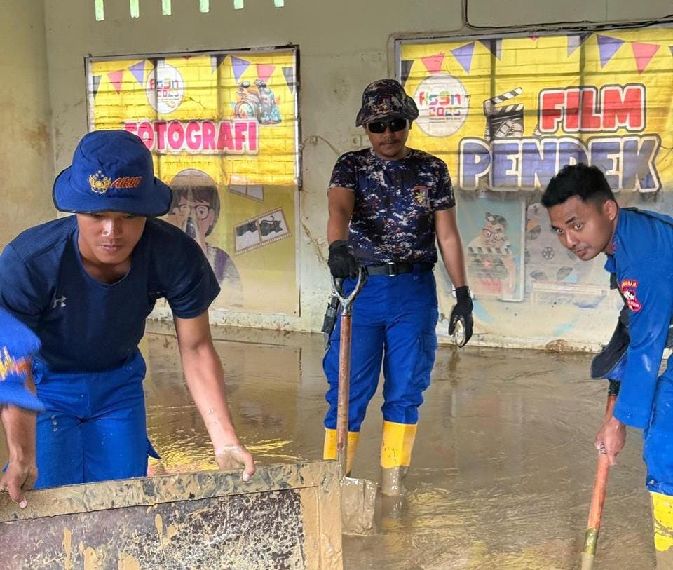 Sebanyak 29 personel Korps Kepolisian Perairan dan Udara (Korpolairud) Baharkam Polri melaksanakan kegiatan normalisasi lingkungan sekolah