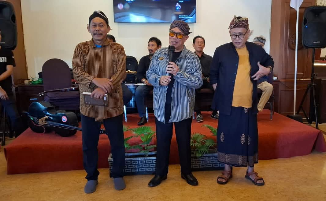 Keterangan foto : Dari kiri ke kanan : Sasetya Wilutama, Pungky Kusuma, Imung Mulyanto