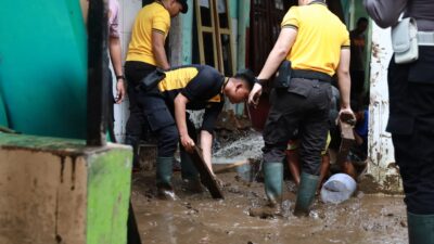 Bersama Sat Brimob, BPBD, relawan, serta instansi terkait, Polres Jember Polda Jatim bahu membahu melaksanakan kerja bakti membersihkan rumah dan lingkungan warga yang terdampak luapan air.