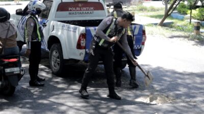 Jajaran kepolisian bergerak cepat melakukan penambalan sejumlah jalan berlubang di sepanjang ruas Jalan Dr. Wahidin Sudirohusodo (SHD), salah satu jalur utama dan padat kendaraan di Kabupaten Gresik.
