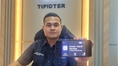 Satreskrim Polres Gresik Polda Jawa Timur bergerak cepat membongkar praktik penyalahgunaan data pribadi melalui aplikasi ilegal 'Gomatel - Data R4 Telat Bayar'