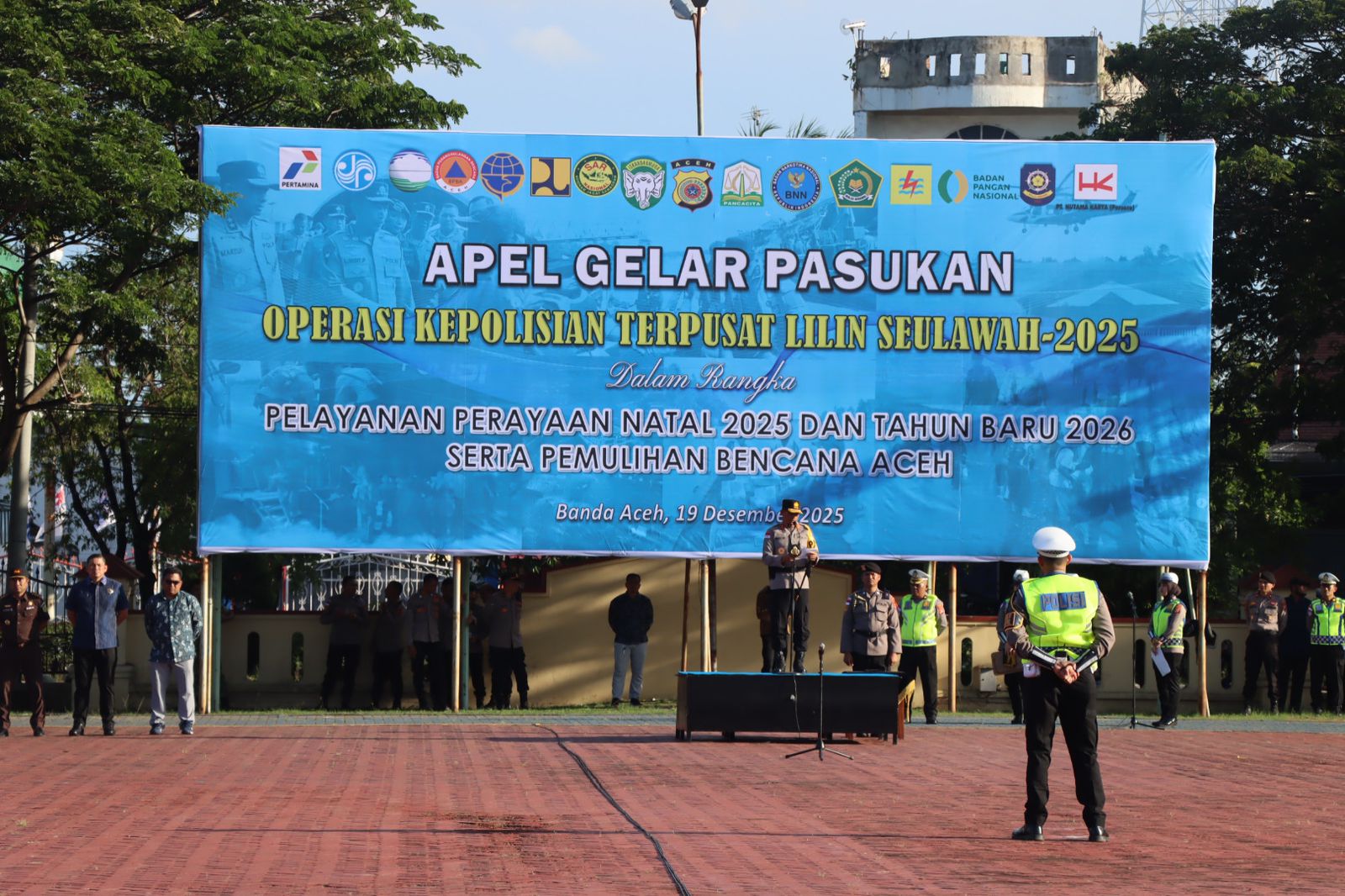 Kepala Kepolisian Daerah Aceh Irjen Pol. Drs. Marzuki Ali Basyah memimpin langsung Apel Gelar Pasukan Operasi Lilin Seulawah 2025