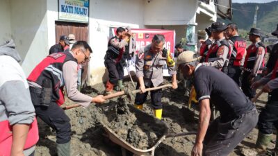 Dalam rangka percepatan pemulihan pasca bencana Polri bersama PLN dan masyarakat melaksanakan kegiatan gotong royong