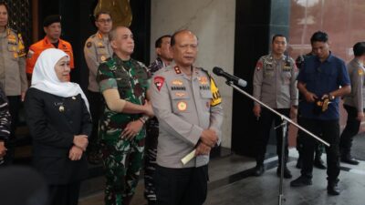 Kapolda Jawa Timur Inspektur Jenderal Polisi Drs Nanang Avianto, M.Si didampingi Gubernur Jawa Timur Khofifah Indar Parawansa, dan jajaran Forkopimda lainnya serta instansi terkait.