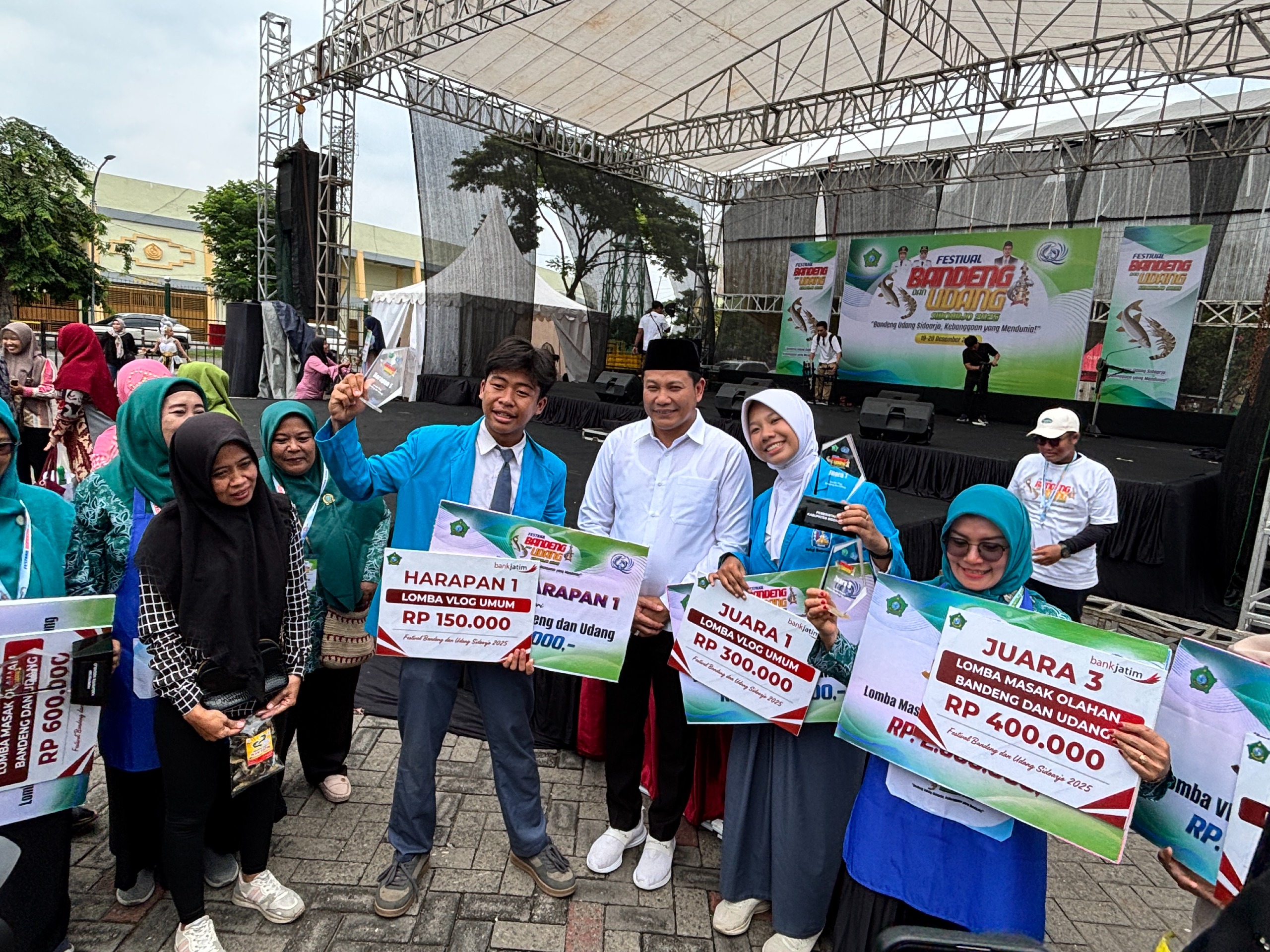 Bupati Sidoarjo Tutup Festival Bandeng dan Udang 2025, Dorong UMKM Perikanan Mendunia