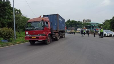 Direktorat Lalu Lintas (Ditlantas) Polda Jatim menerapkan pembatasan operasional angkutan barang selama puncak libur Natal 2025 dan Tahun Baru 2026