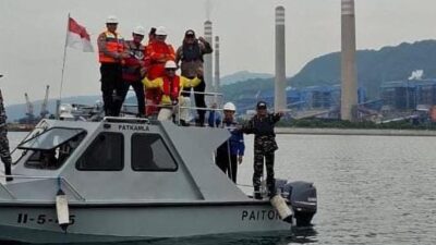 Polres Probolinggo Polda Jawa Timur bersama PT PLN Nusantara Power melaksanakan patroli laut terpadu