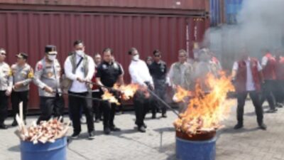 Direktorat Reserse Kriminal Khusus (Ditreskrimsus) Polda Jatim bersama Balai Karantina Hewan, Ikan, dan Tumbuhan Jawa Timur menggagalkan peredaran bawang bombay impor ilegal