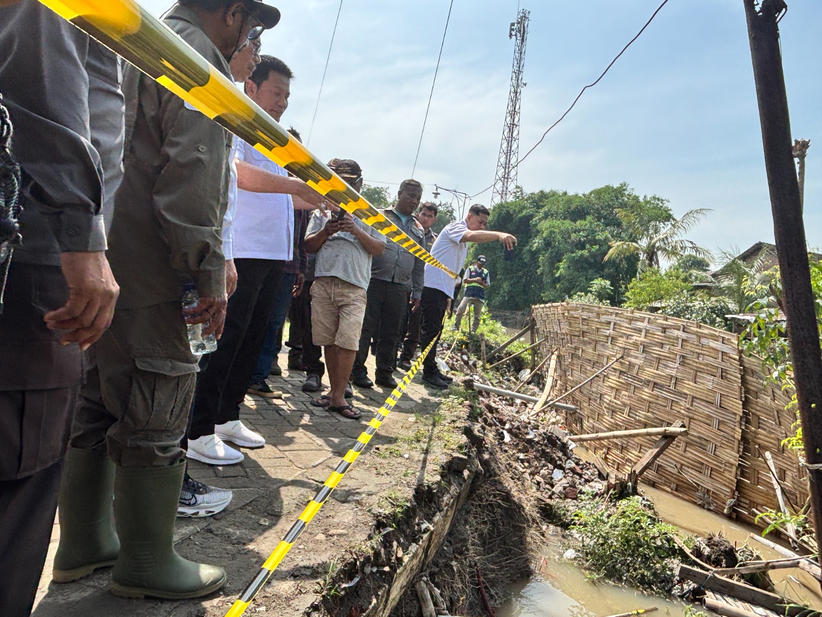 Bupati Sidoarjo Instruksikan Penanganan Cepat Bantaran Sungai Longsor di Prambon