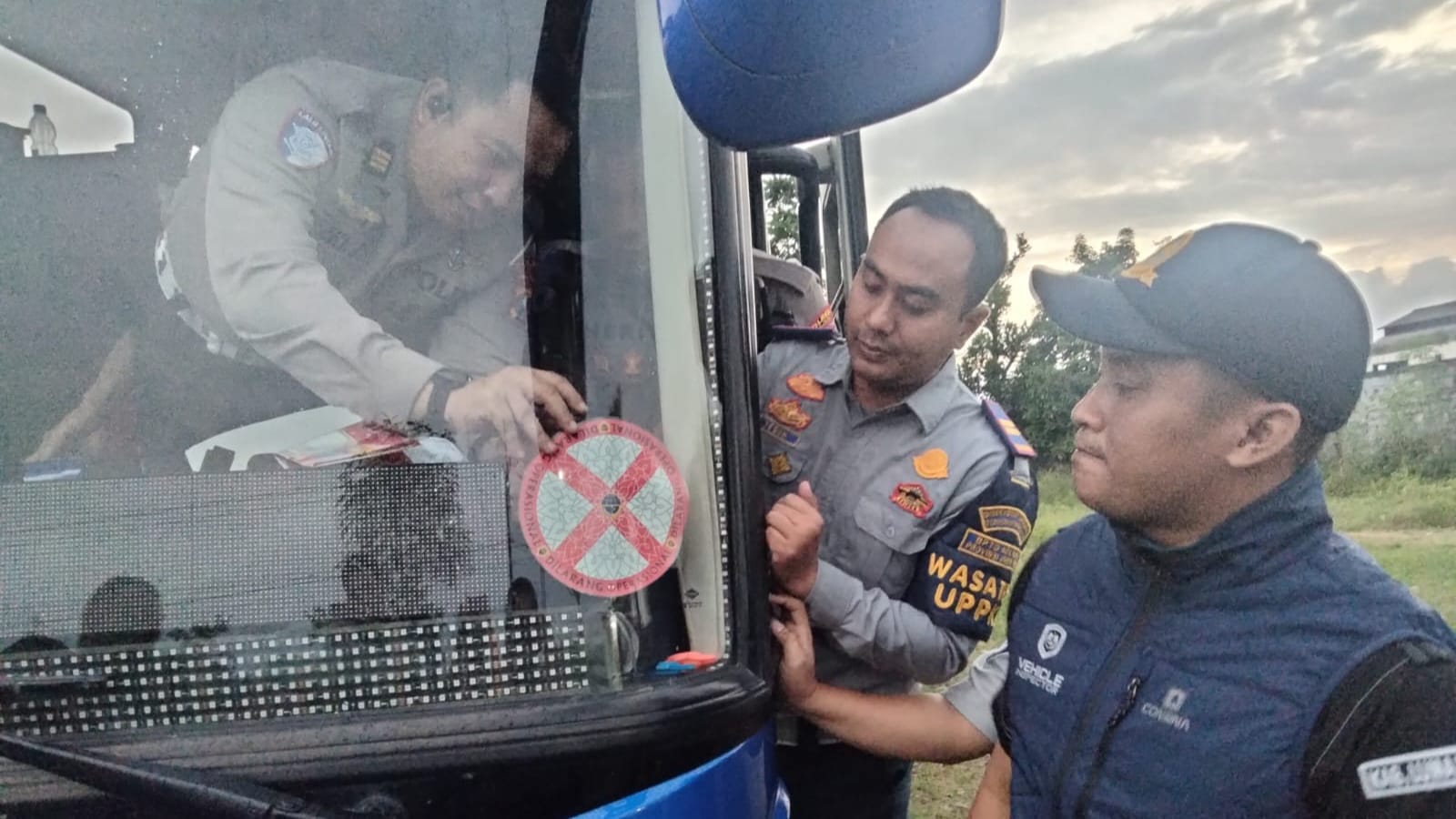 Direktorat Lalu Lintas (Ditlantas) Polda Jatim bersama Polres jajaran melakukan inspeksi kelayakan angkutan umum dan bus pariwisata