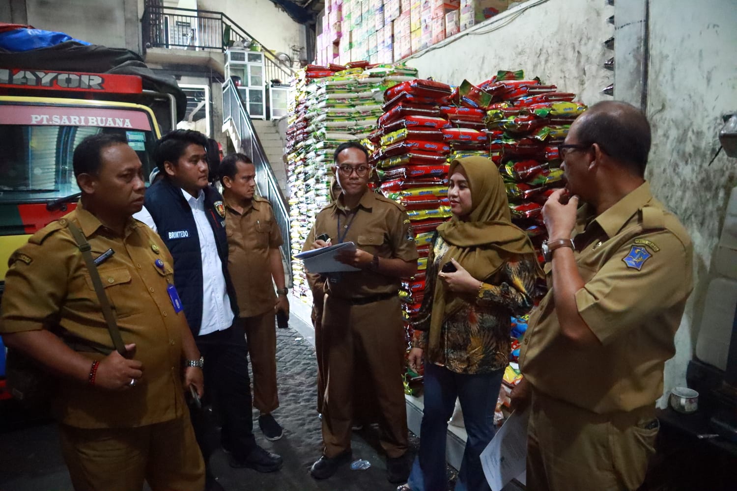 Satuan Tugas (Satgas) Pangan Polres Pelabuhan Tanjung Perak bergerak cepat memastikan stabilitas harga bahan pokok menjelang perayaan Nataru 2025