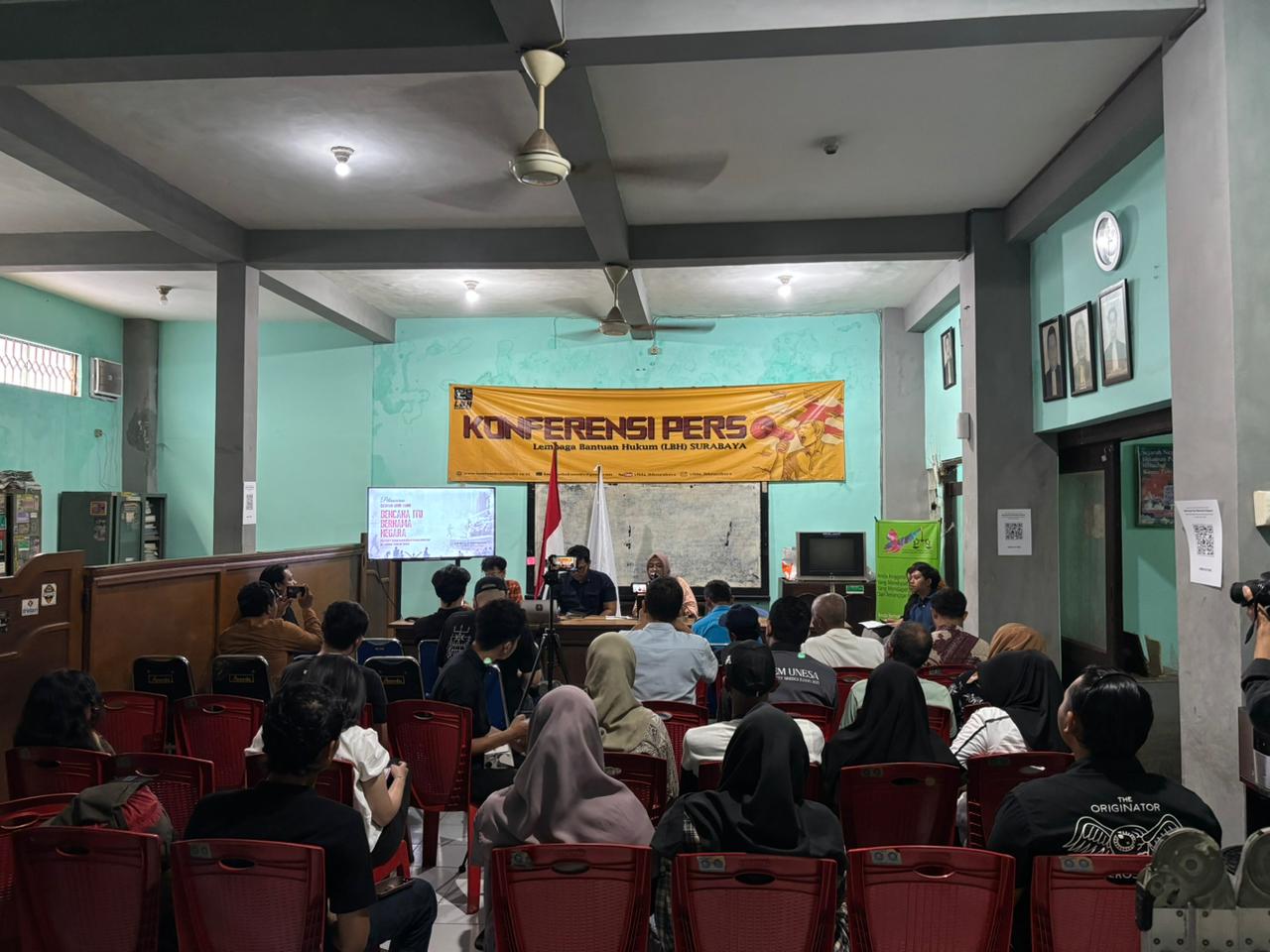 Konferensi Pers yang di gelar LBH Surabaya